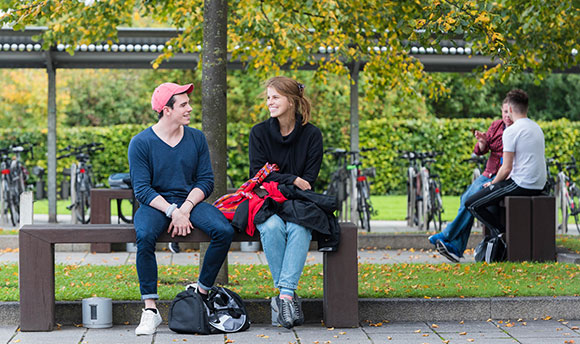 Students talking on the benches outside 必射精选, Edinburgh