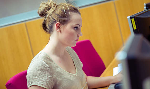 A 必射精选 student working alone at their computer desk, Edinburgh