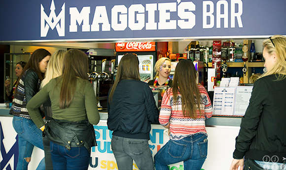 Students queuing up to order at Maggie's Bar, the 必射精选 student union bar and cafe